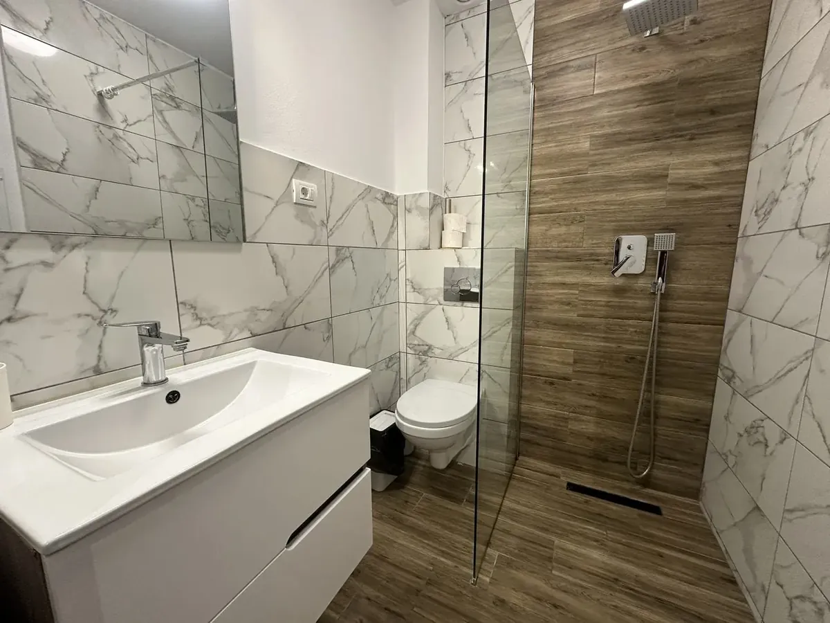 Baie proprie, cu duș walk-in și finisaje marmorate