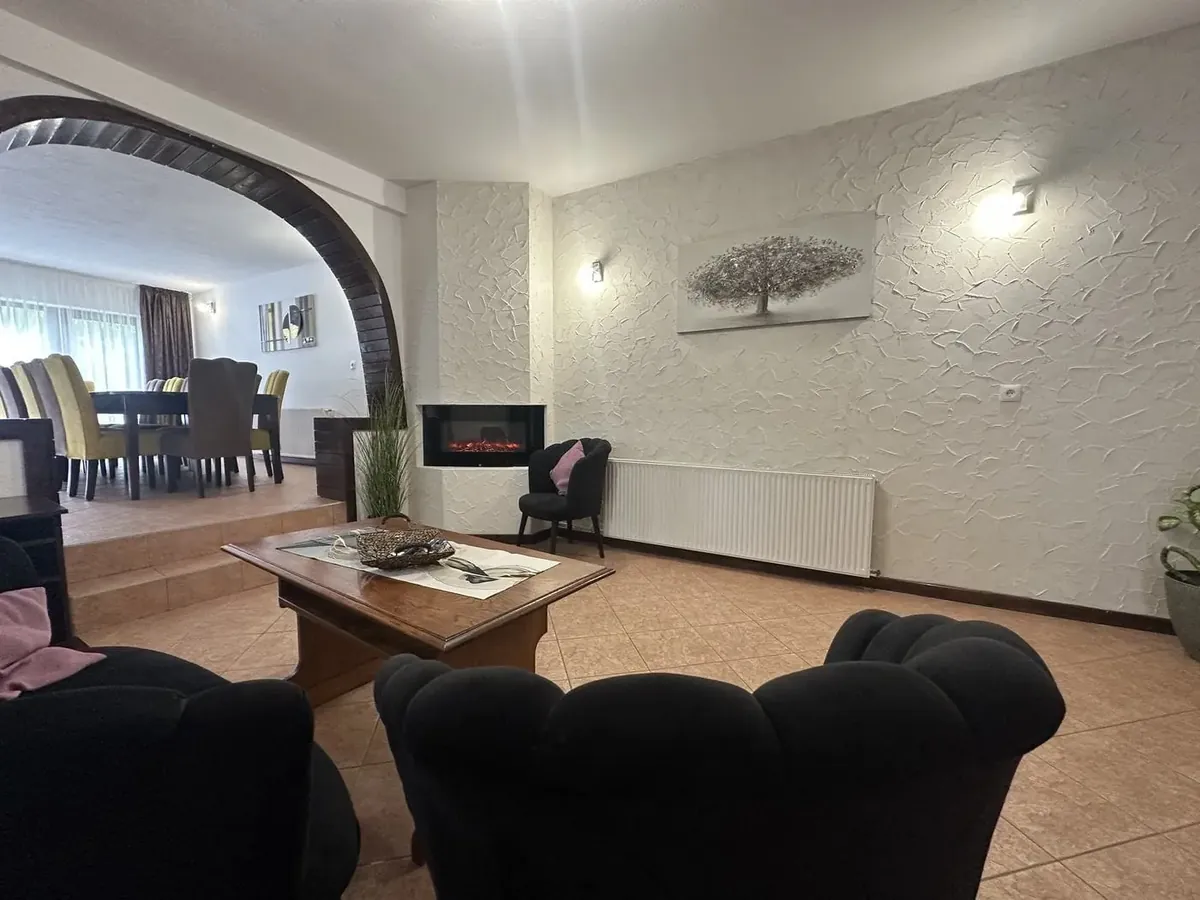 Livingul cu șemineu și arcada de cărămidă