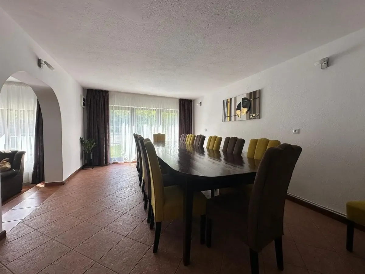 Sala de mese, cu masă lungă pentru 12 persoane
